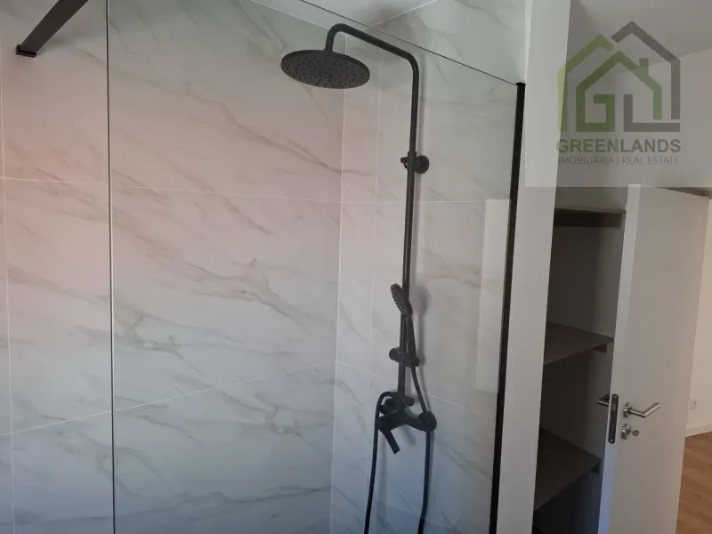 Venda de moradia M4 com espaço exterior em estado NOVO no centro da vila de Côja!