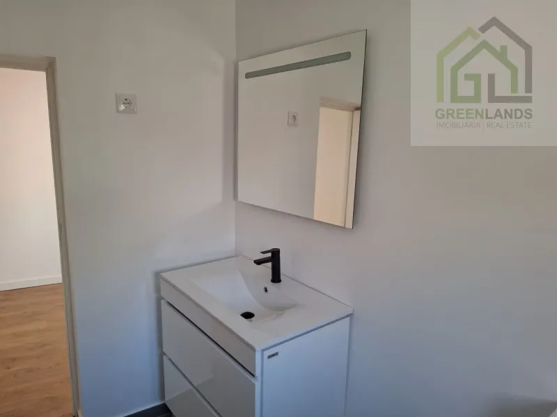 Venda de moradia M4 com espaço exterior em estado NOVO no centro da vila de Côja!