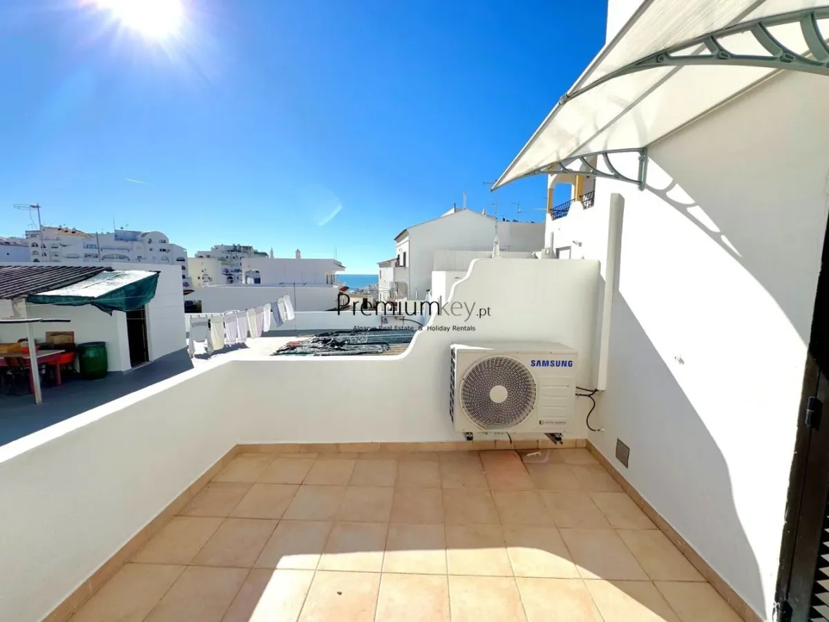Apartamento T2 com vista mar situado perto do centro histórico de Albufeira.