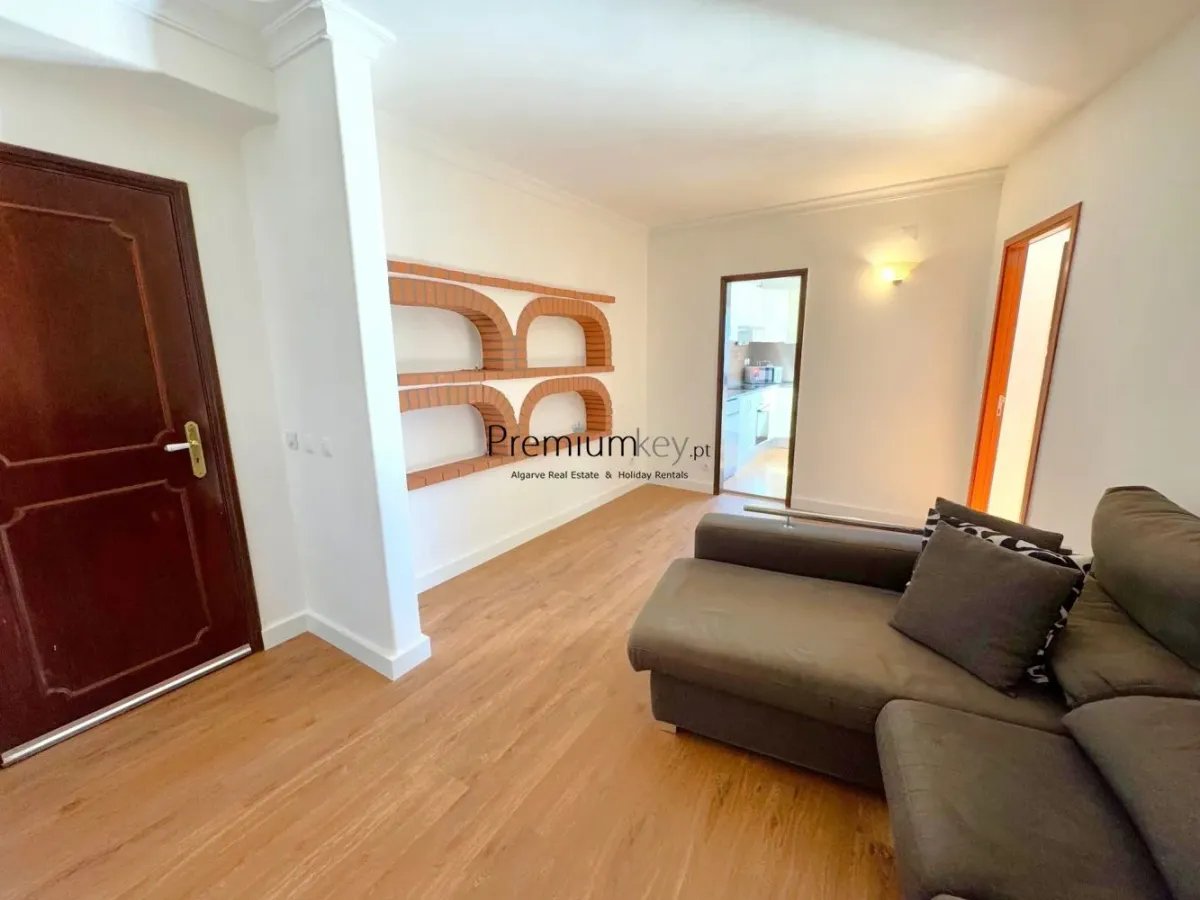 Apartamento T2 com vista mar situado perto do centro histórico de Albufeira.