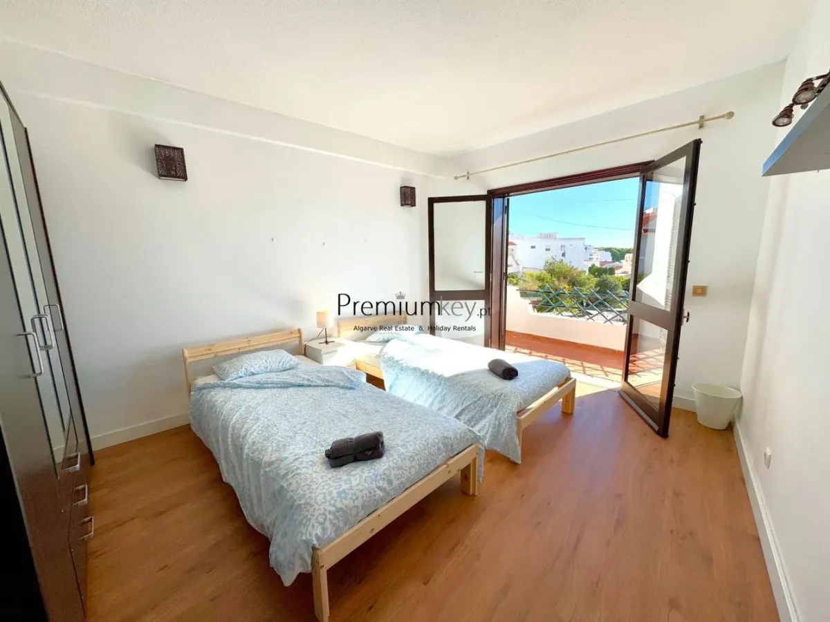Apartamento T2 com vista mar situado perto do centro histórico de Albufeira.