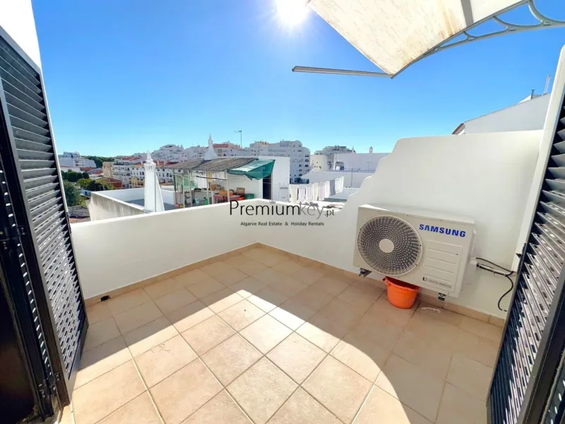 Apartamento T2 com vista mar situado perto do centro histórico de Albufeira.