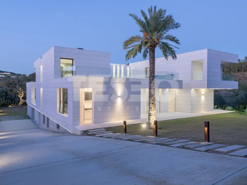 Fabulous Contemporary Style villa next to Valderrama Golf Course and facing a green protected zone.