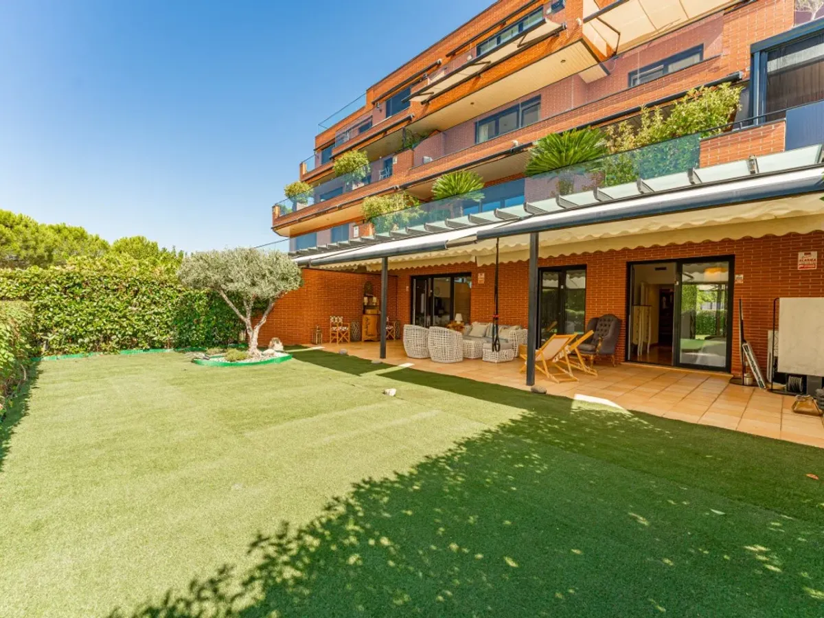 Impresionante bajo con jardín a la venta en Prado de Somosaguas – La Finca