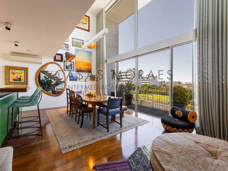 Penthouse T4 contemporânea em localização premium de Vila Nova de Gaia, com vista ampla para o Rio Douro
