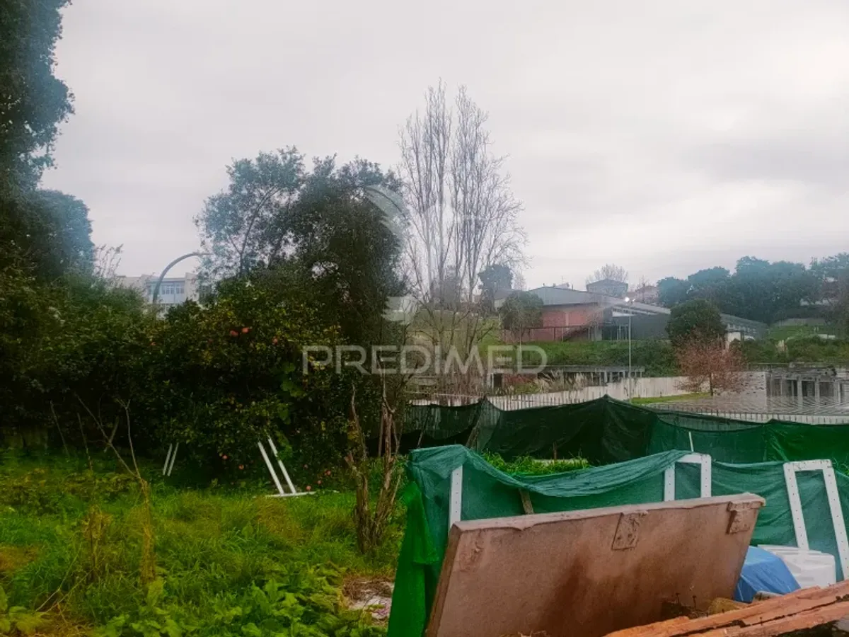 Lote de terreno para construção, em Campanhã, no Porto.