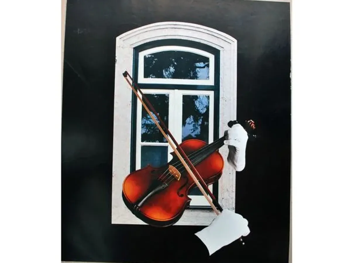 Gravura impressa em serigrafia - Violino à Janela 