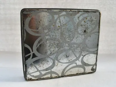 Lata metálica cinzenta