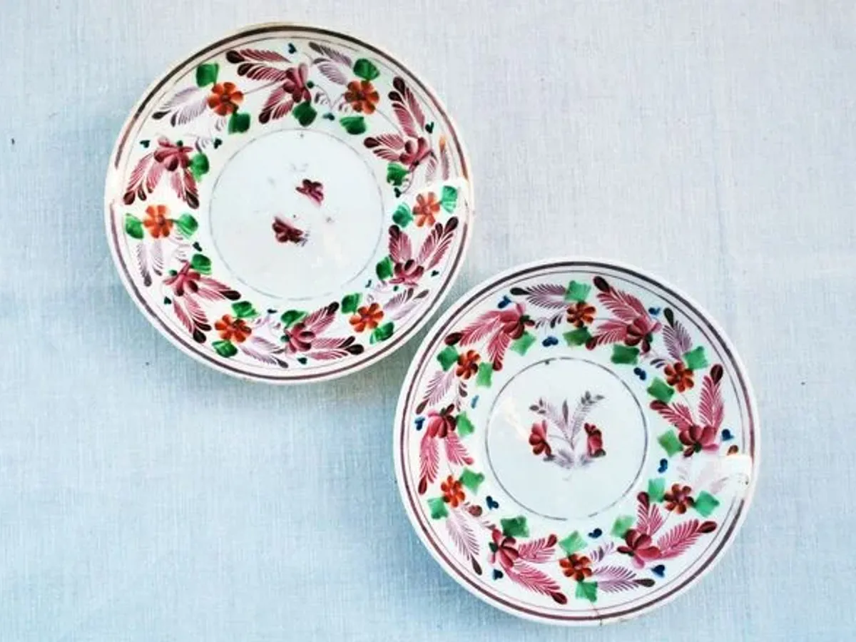 2 taças de porcelana antigas com muito uso 