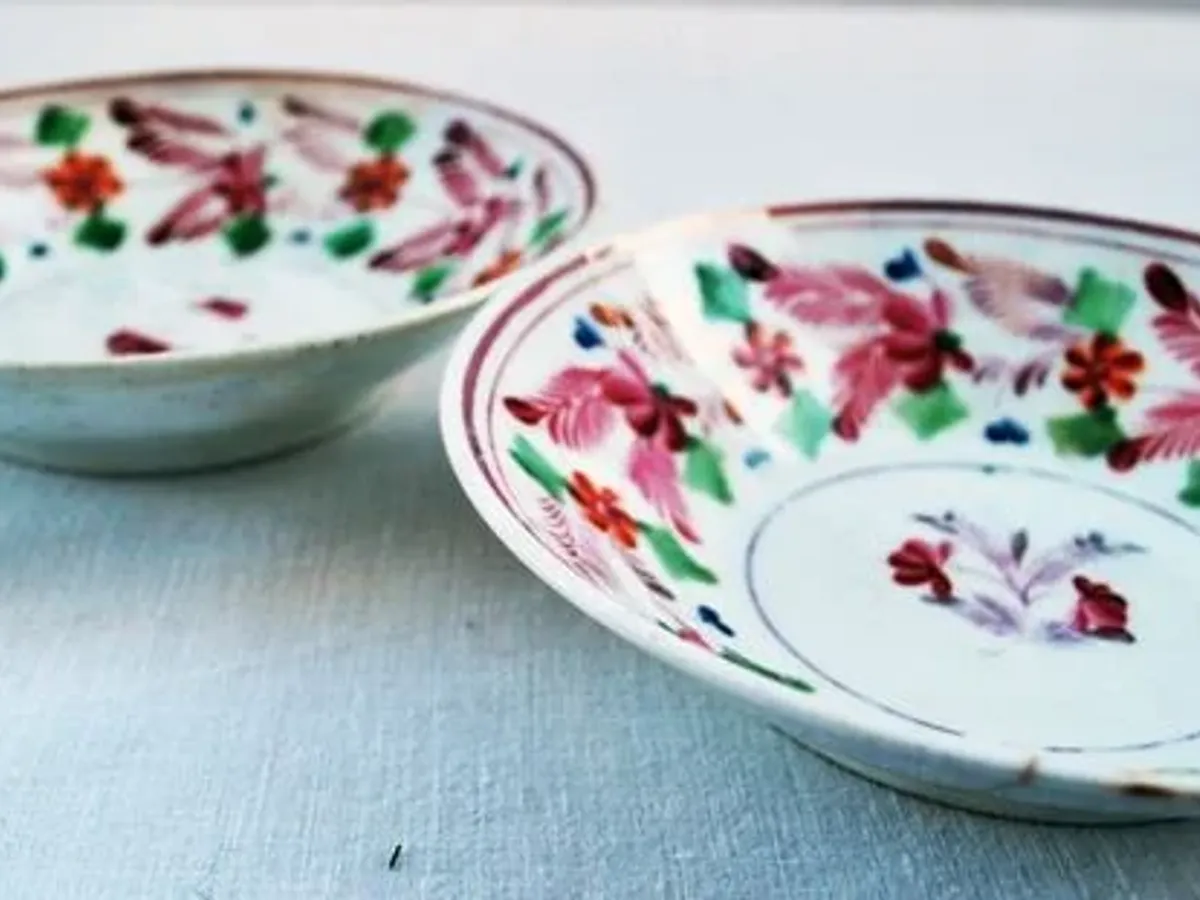 2 taças de porcelana antigas com muito uso 