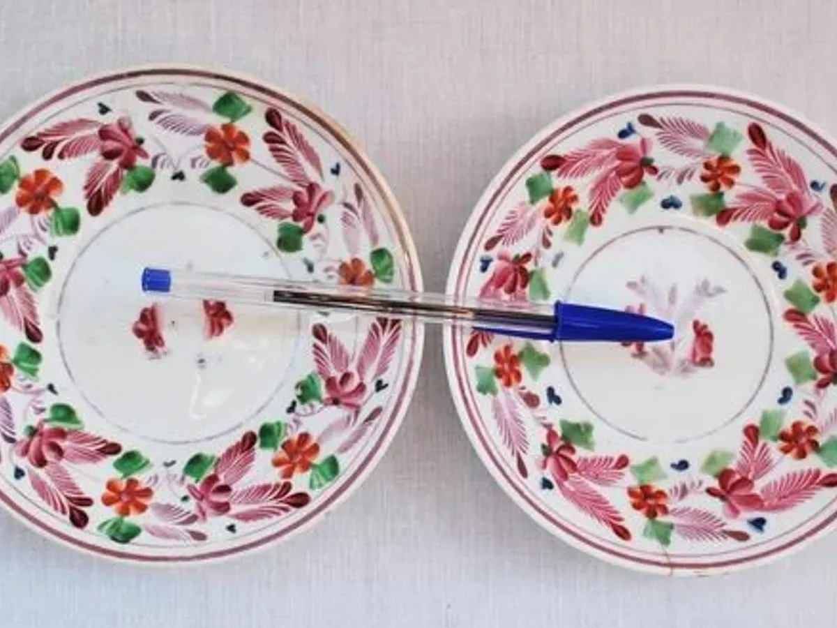 2 taças de porcelana antigas com muito uso 