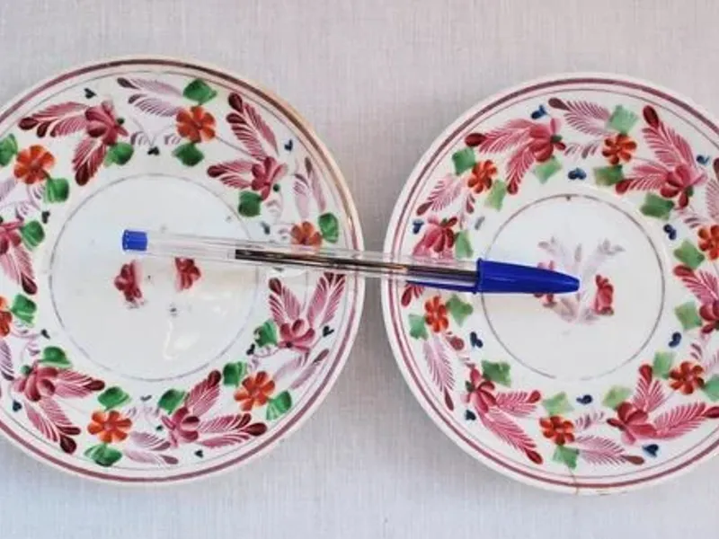 2 taças de porcelana antigas com muito uso 