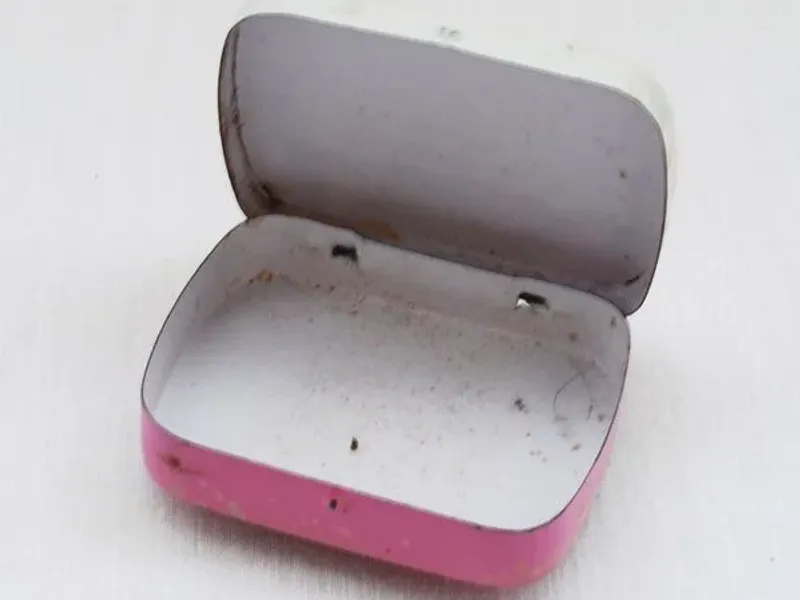 Pequena caixa metálica para comprimidos