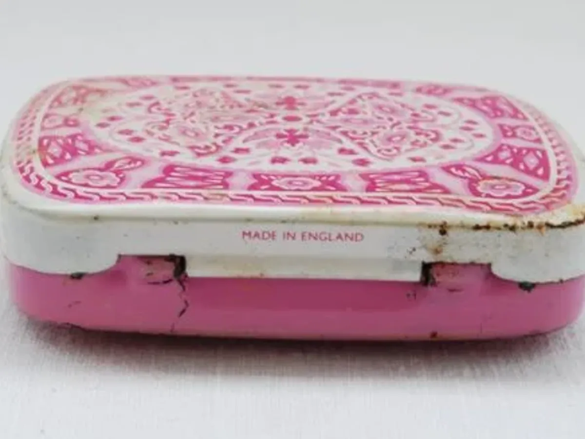 Pequena caixa metálica para comprimidos