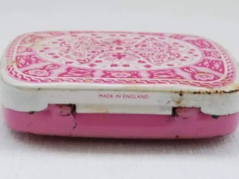 Pequena caixa metálica para comprimidos