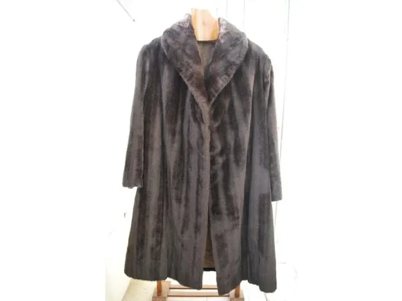 Casaco comprido de pele sintética dos anos 60 