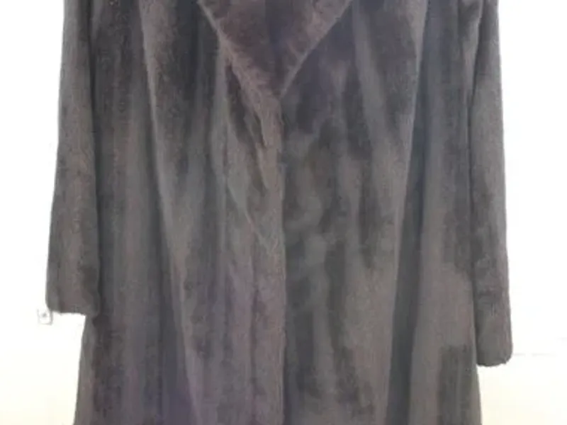 Casaco comprido de pele sintética dos anos 60 