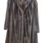 Casaco comprido de pele sintética dos anos 60  3