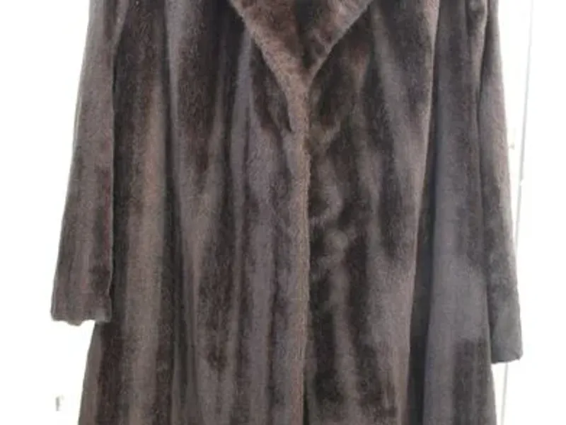 Casaco comprido de pele sintética dos anos 60 