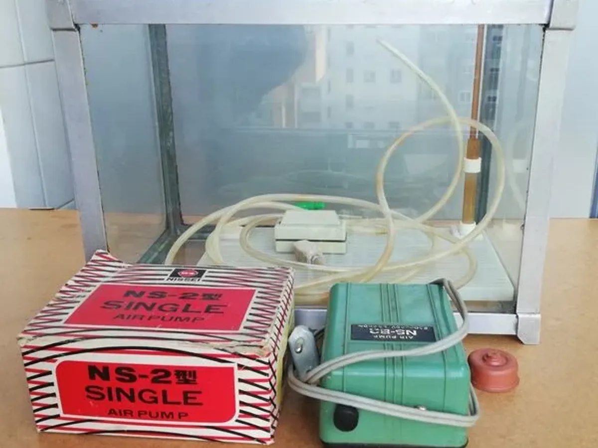 Aquário com bomba de ar e alguns acessórios 