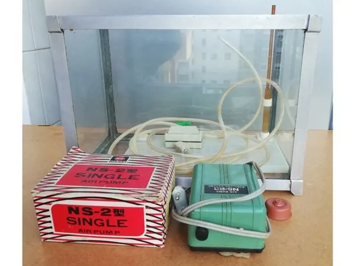 Aquário com bomba de ar e alguns acessórios 