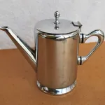 Bule metálico com 14 cms  1