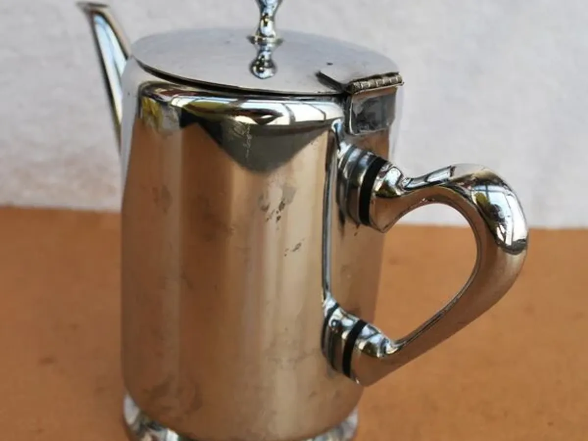 Bule metálico com 14 cms 