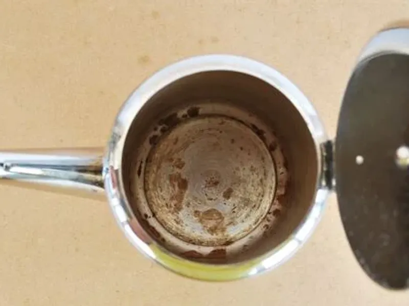 Bule metálico com 14 cms 