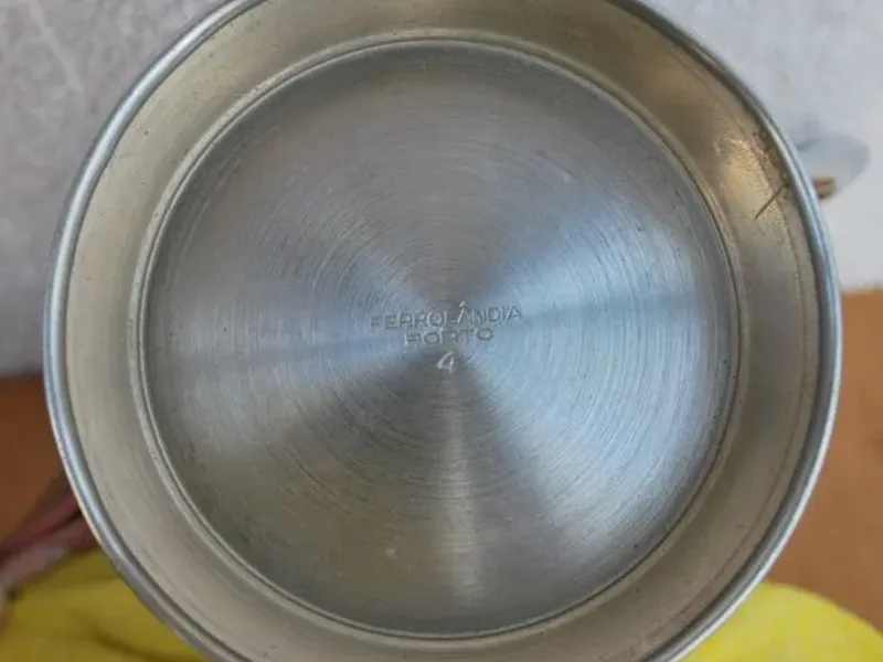 Bule metálico com 14 cms 