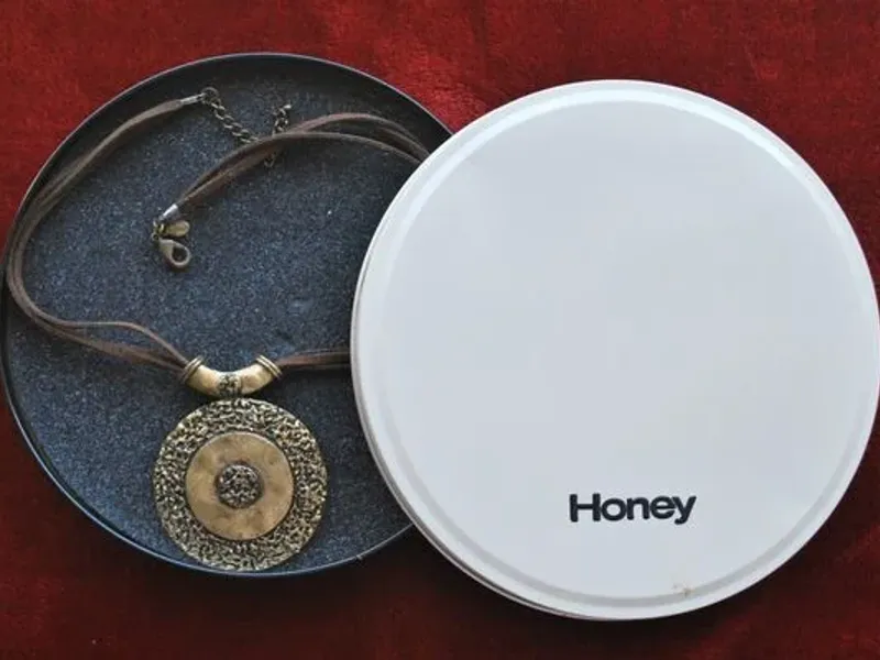 Colar da marca Honey de 2008 