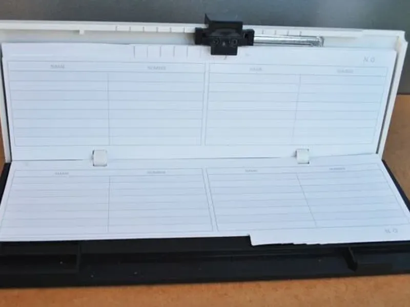 Agenda telefónica com calculadora solar dos anos 8