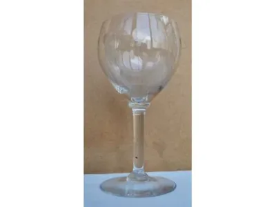 Copo de pé alto gravado 