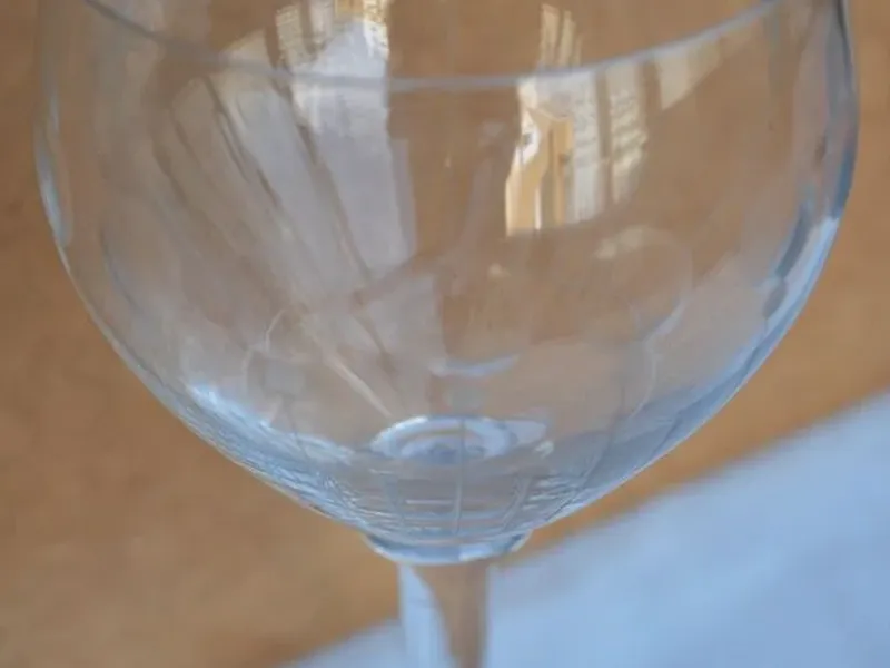 Copo de pé alto gravado 