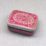 Pequena caixa metálica para comprimidos  1