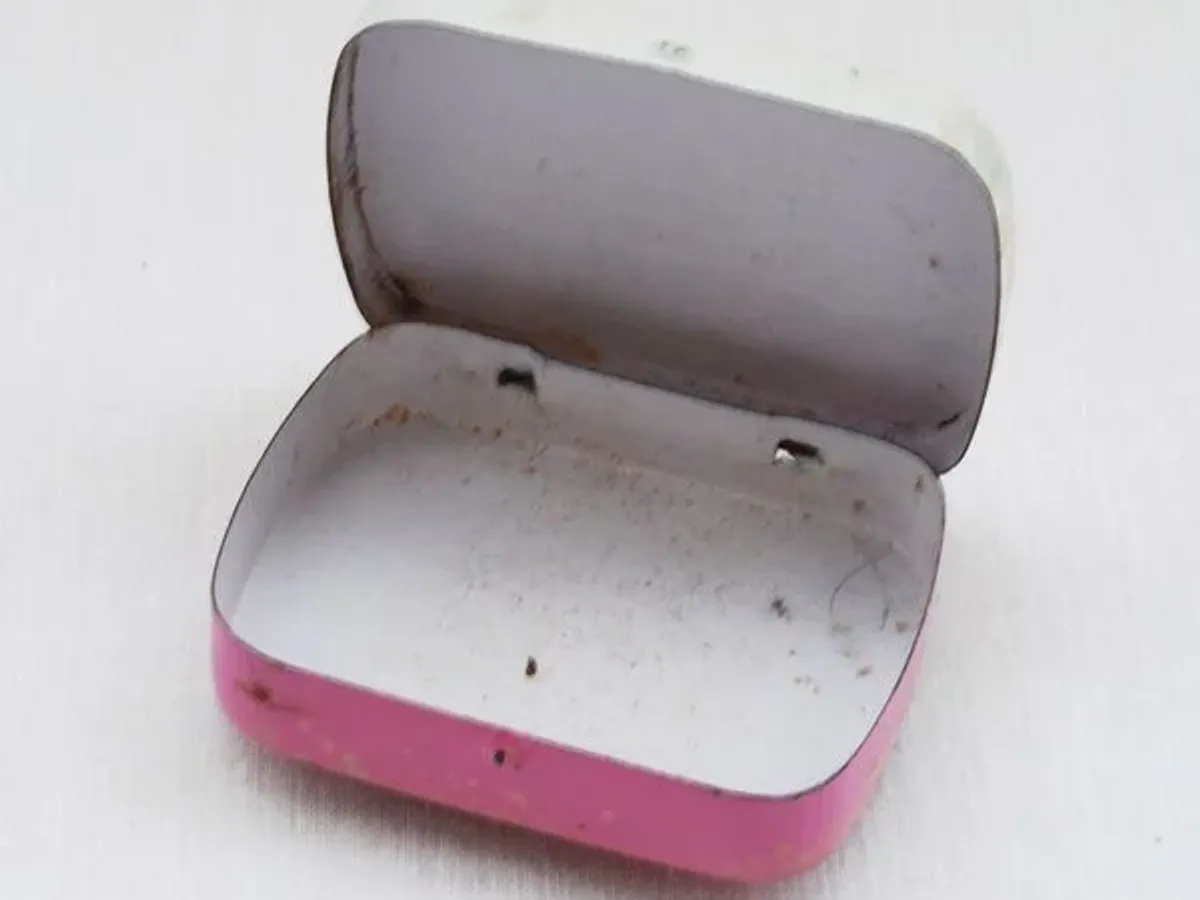 Pequena caixa metálica para comprimidos 