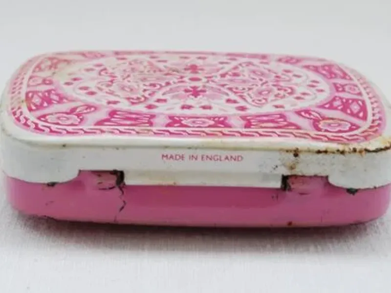 Pequena caixa metálica para comprimidos 