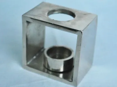 Suporte para vela com vela vermelha 