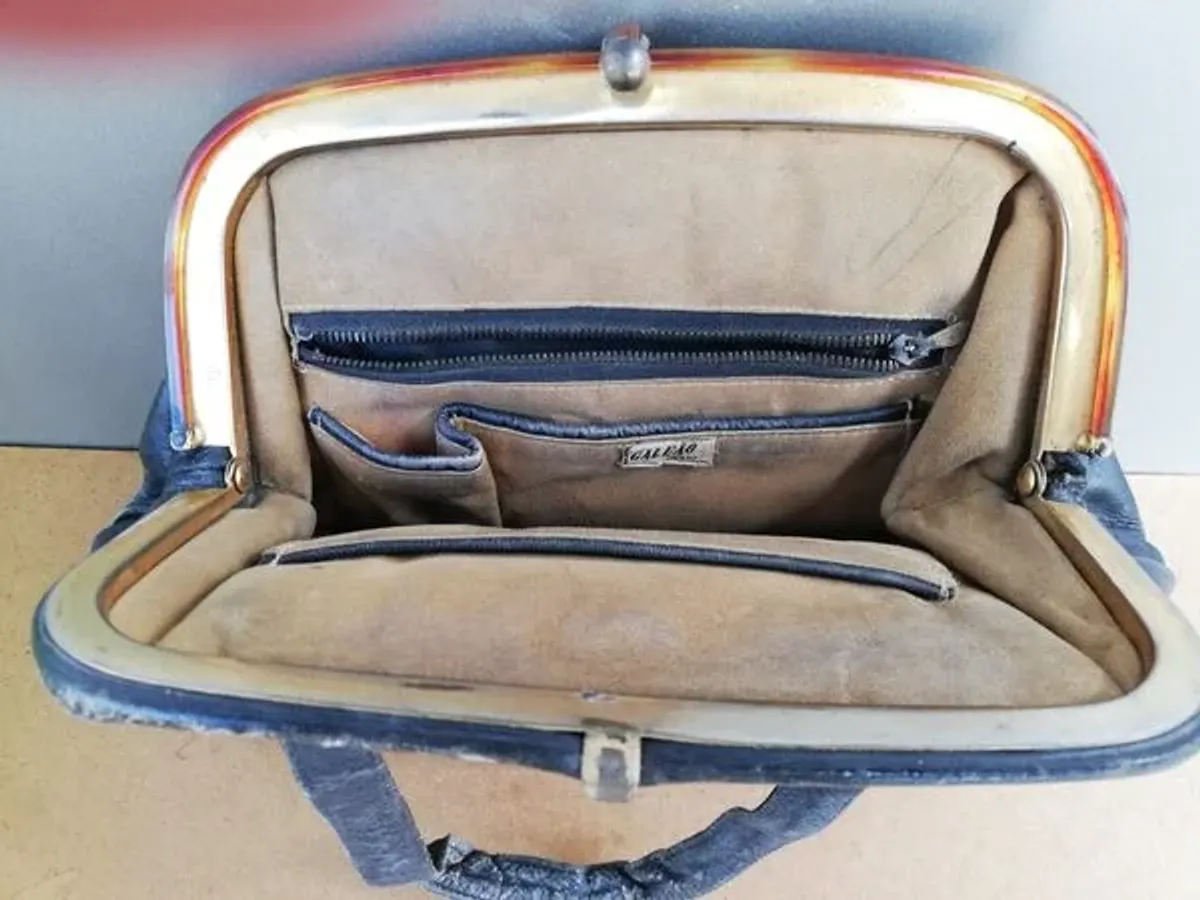 Mala de mão dos anos 60, em pele, da casa Galeão