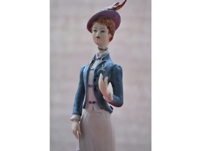 Estatueta pintada à mão com 24 cms 