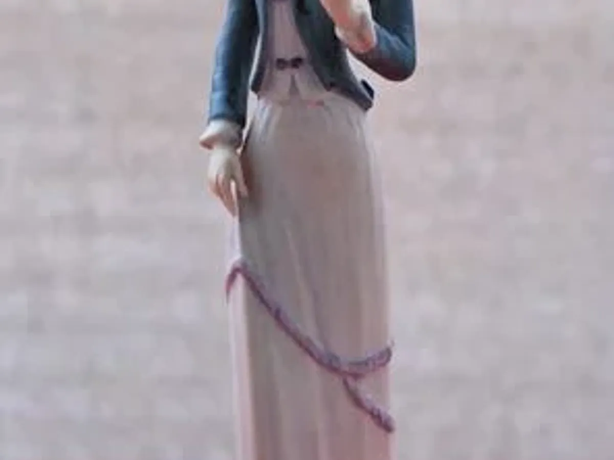 Estatueta pintada à mão com 24 cms 