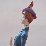 Estatueta pintada à mão com 24 cms  3