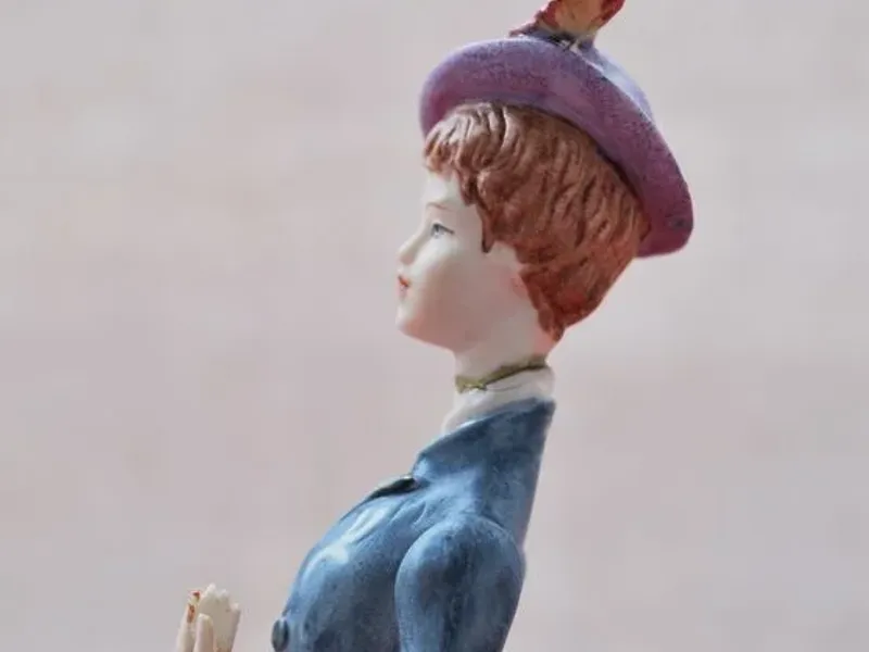 Estatueta pintada à mão com 24 cms 