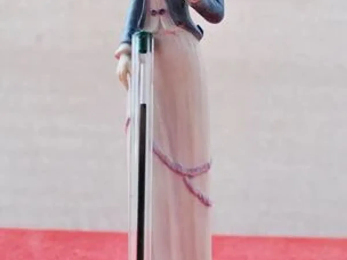 Estatueta pintada à mão com 24 cms 