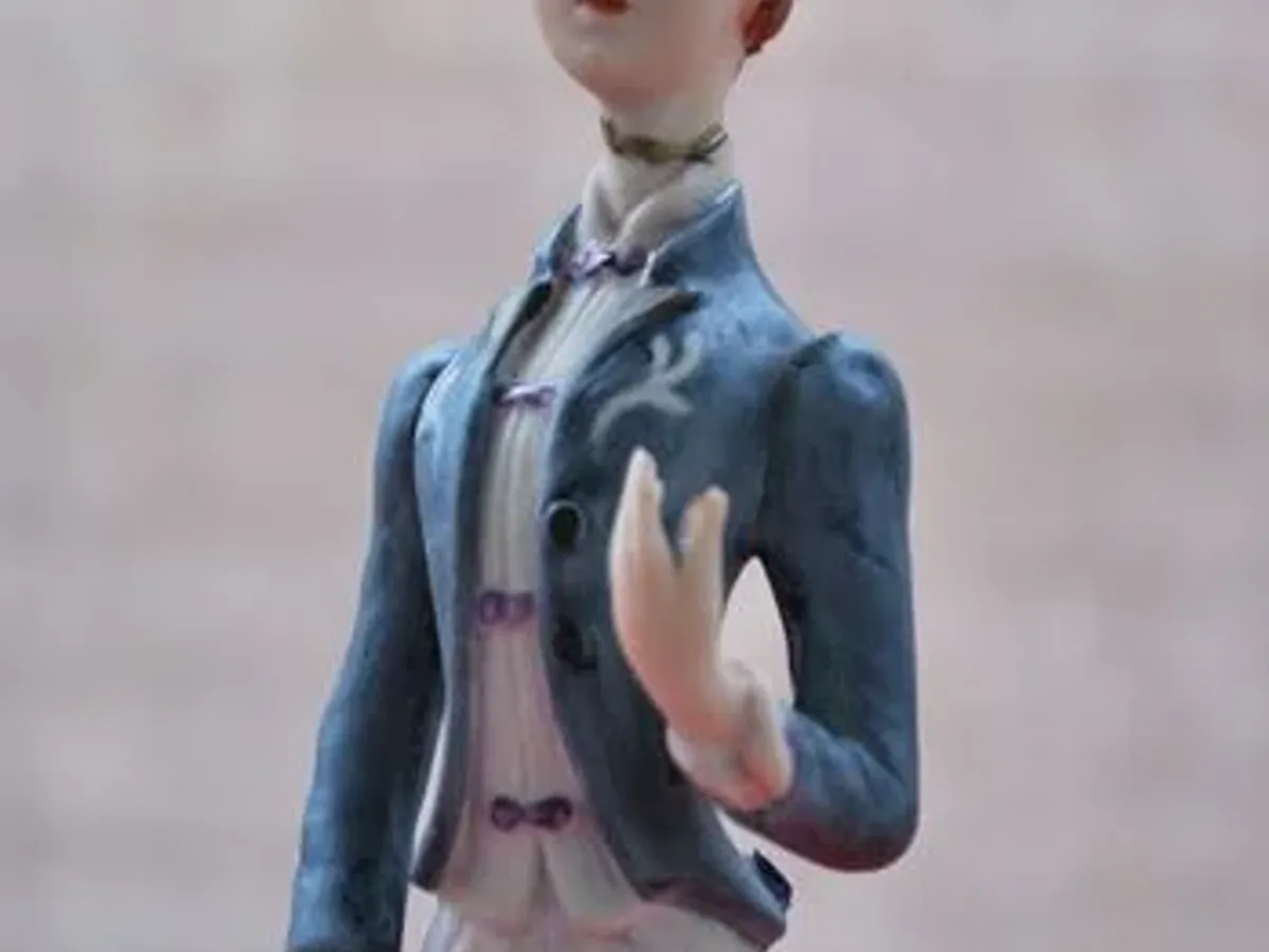 Estatueta pintada à mão com 24 cms 