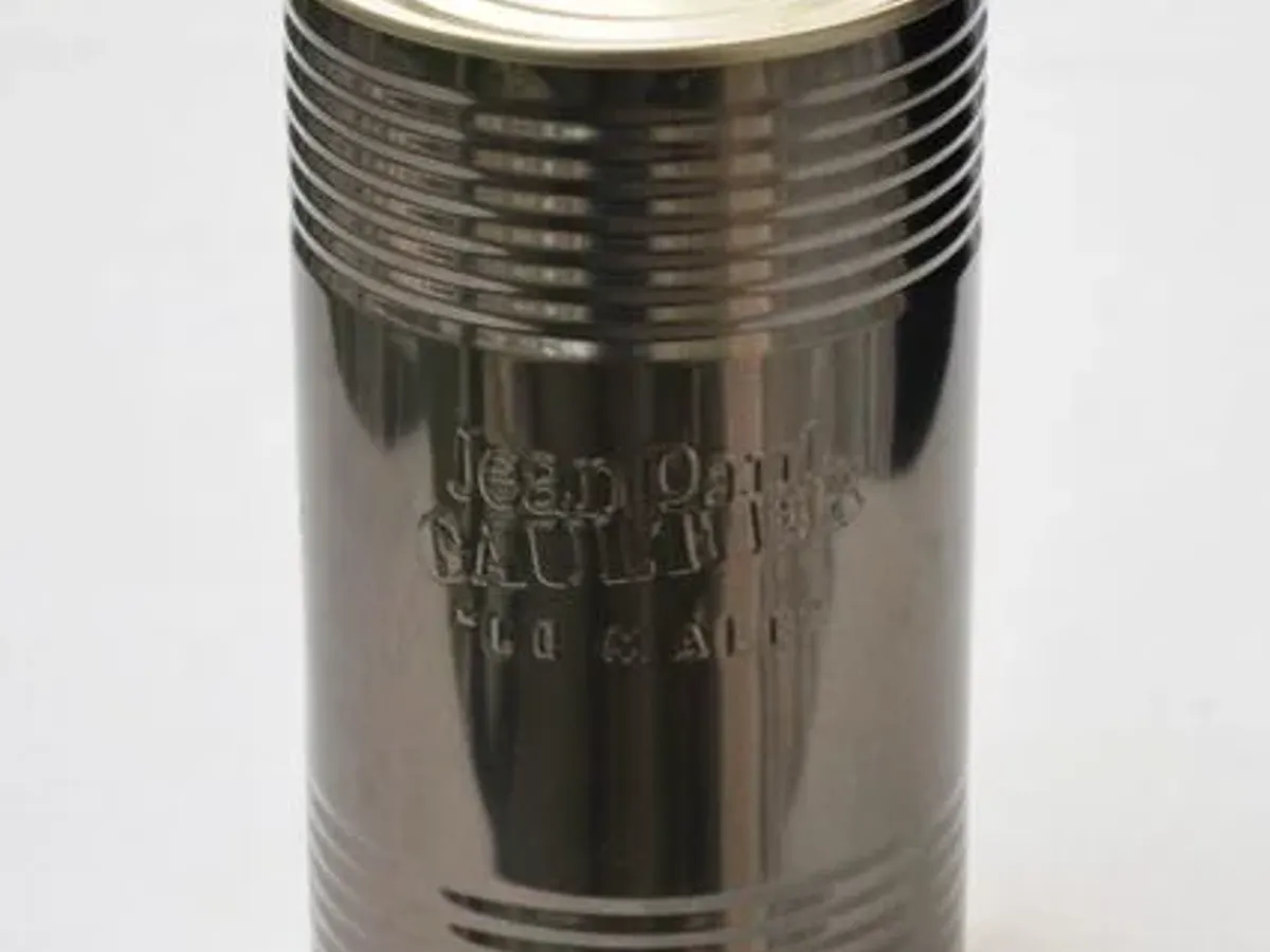Lata de perfume “Le Male” de Jean Paul Gaultier