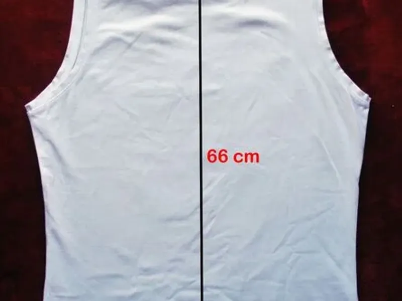 T-shirt branca de alças 