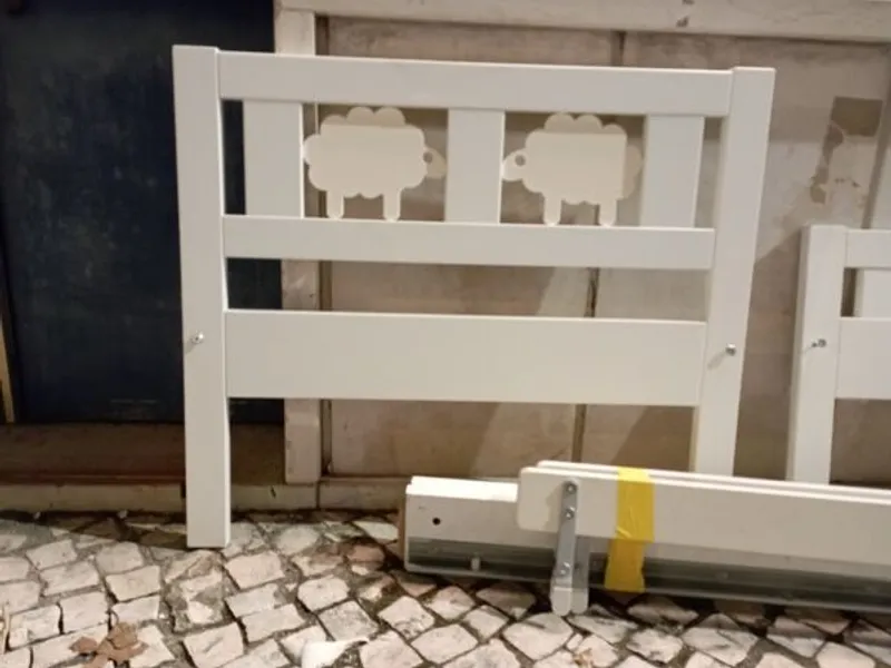 cama madeira e colchão, de criança 