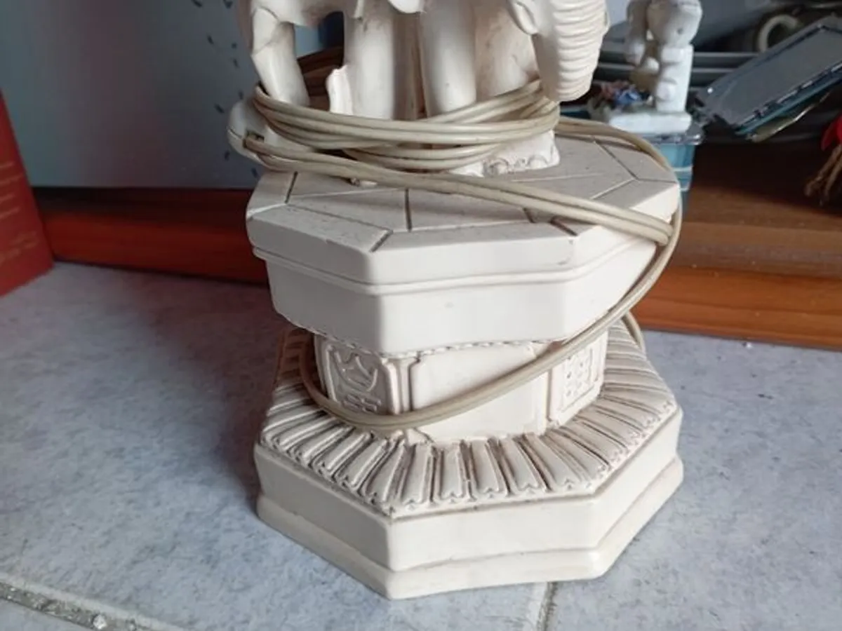 candeeiro elétrico em marfinite 