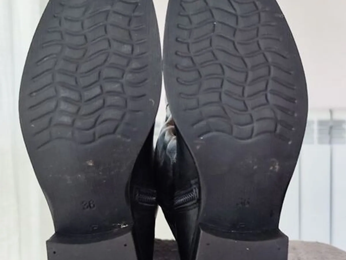 Botas de cano alto n 36 na cor preta 