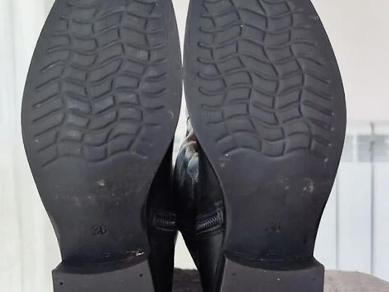 Botas de cano alto n 36 na cor preta 